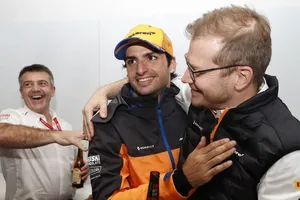 Seidl, deseando ver el duelo entre Sainz y Leclerc: «Carlos hará un gran trabajo»