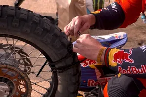 Toby Price quiere 'atar' su tercer Dakar con bridas y cinta americana