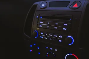 ¿Se gasta la batería del coche oyendo música con el motor apagado?