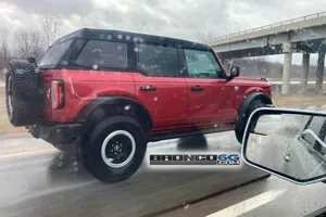 Avistada una misteriosa variante fastback del Ford Bronco soft-top