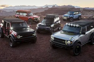 La réplica de Ford al Jeep Easter Safari son varios Bronco cargados de accesorios