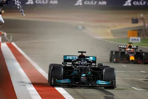 Hamilton le gana el primer duelo a Verstappen y Alonso abandona en su regreso