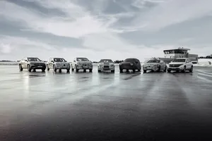 El Mercedes EQE SUV 2023 posa en el teaser de los siete eléctricos de la estrella
