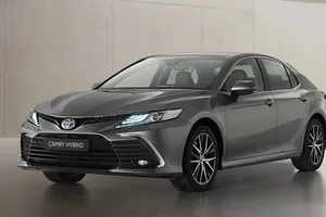 Toyota Camry 2021, precios y gama de la renovada berlina híbrida