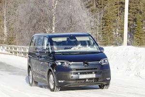 Nuevas fotos espía muestran al Volkswagen Multivan eHybrid en las pruebas de invierno