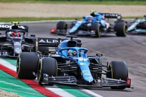 Alonso entra en los puntos tras ser sancionado Räikkönen