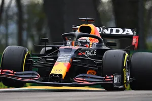 Verstappen se hace con una victoria de prestigio sobre Hamilton en Imola