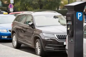 ¿Tienes un coche grande? Prepárate, deberás pagar más por aparcar en la ciudad