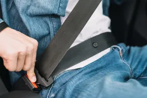 Cómo cambiar el cinturón de seguridad del coche