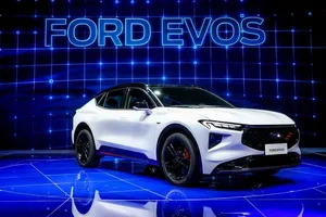 El Ford Evos llega como un deportivo sedán crossoverizado con una pantalla gigante