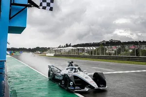 Nyck de Vries gana la esperpéntica primera manga del ePrix de Valencia