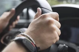 Toma el control de tu coche con los accesorios propios de un piloto de competición
