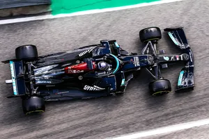 Hamilton, pole por un suspiro sobre un renacido Sergio Pérez