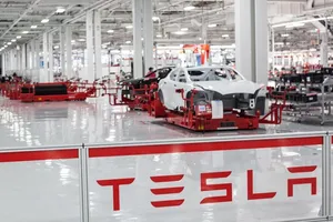 Tesla anuncia beneficios pero sigue perdiendo dinero fabricando y vendiendo coches