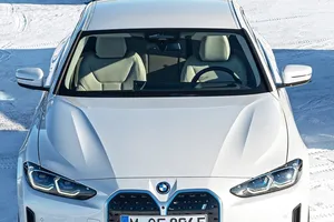 El nuevo BMW i4 M50. al descubierto  en teasers oficiales a días de su debut mundial
