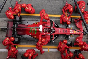 Brawn: «Ferrari no va a tardar en llamar a la puerta de Mercedes y Red Bull»