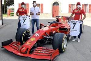 Carlos Sainz y Charles Leclerc reciben una visita muy especial: Cristiano Ronaldo