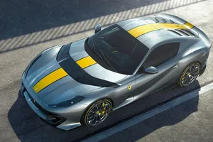 El brutal Ferrari 812 Competizione al detalle en sus primeros vídeos