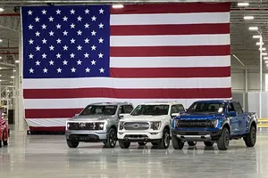 Ford desvela el nuevo F-150 Lightning al desnudo durante una visita de Joe Biden