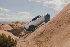 Los prototipos del GMC Hummer EV salen de ruta 4x4 por el desierto de Moab [vídeo]