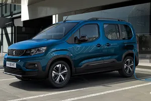 El Peugeot e-Rifter llega a España: la furgoneta eléctrica de 7 plazas ya tiene precios