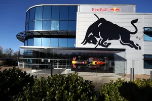 Red Bull esquilma Mercedes y presenta la directiva de su división de motores