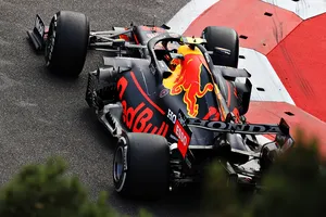 Sergio Pérez se encuentra su primera victoria con Red Bull en un final de locos