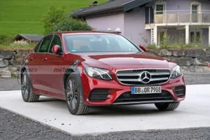 La futura generación W214 del Mercedes Clase E al descubierto por su primera mula