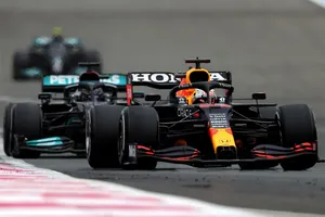 Mercedes afirma haber parado el desarrollo del W12… y Red Bull no se lo cree