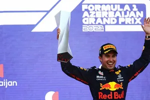 Pérez, a punto de perder la victoria por un problema hidráulico en su Red Bull