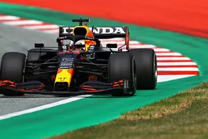 Verstappen rompe el crono para batir a un desesperado Hamilton