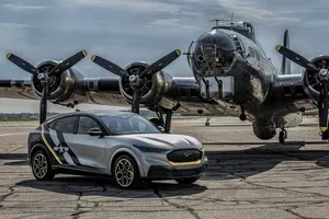 A subasta el Ford Mustang Mach-E EEA con una decoración aeronáutica militar
