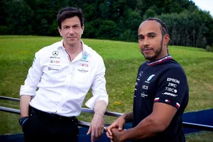 Lewis Hamilton renueva con Mercedes por dos temporadas más