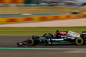 Hamilton vuelve a la senda de la victoria ante su público tras provocar un accidente con Verstappen