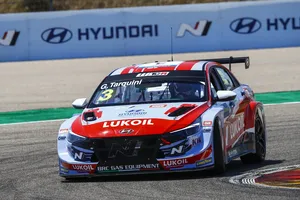 Tarquini supera a Azcona para ganar la primera carrera del WTCR en MotorLand