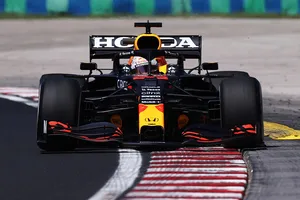 Verstappen evita el doblete de Mercedes, con Sainz y Alonso en la parte alta