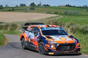 Calma tensa en el Ypres Rally con Thierry Neuville aferrado al liderato