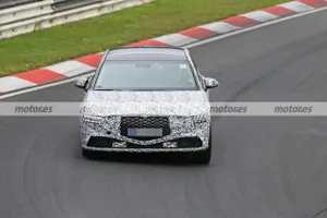 El nuevo Genesis G90 2022 pierde camuflaje en su primer paso por Nürburgring