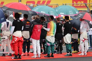 El lío de las camisetas, la sanción de la FIA y la felicitación de Hamilton a Vettel