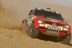 Mitsubishi mira con buenos ojos la nueva reglamentación del Dakar