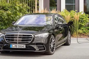 Mercedes S 580 e, la nueva berlina híbrida enchufable de superlujo ya tiene precios