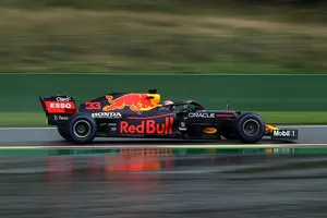 Verstappen hace la pole por delante del inesperado Russell en un Spa infernal