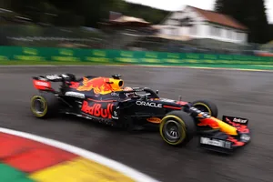 Verstappen, mejor tiempo y accidente para rematar los segundos libres