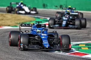 Alonso, mejor maniobra al sprint sin premio: «Maniobrar con estos 'miniautobuses' es difícil»