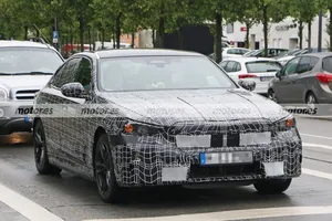 Nuevas fotos espía del BMW Serie 5 2024 revelan detalles en sus pruebas públicas