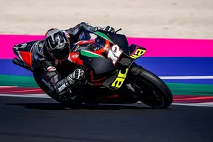 Maverick Viñales vuelve a sonreír en su primer contacto con Aprilia