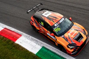 Mikel Azcona utiliza el 'parón' de WTCR para acariciar el título del TCR Europe