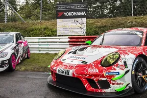 Sabine Schmitz tiene su curva en el Nürburgring Nordschleife