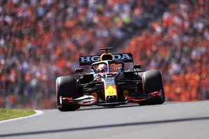 Verstappen hace enloquecer a los fans de Zandvoort con una pole al límite