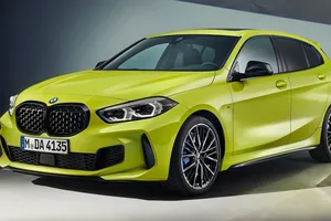 BMW M135i xDrive 2022, puesta a punto perfeccionada para atacar al CUPRA León